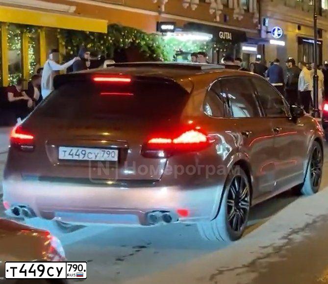 Фото автомобиля PORSCHE CAYENNE, 2013 — госномер Т449СУ790. Цвет: Коричневый