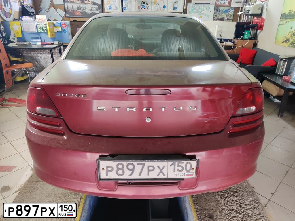Фото автомобиля DODGE STRATUS, 2004 — госномер Р897РХ150. Цвет: ВИШНЕВЫЙ