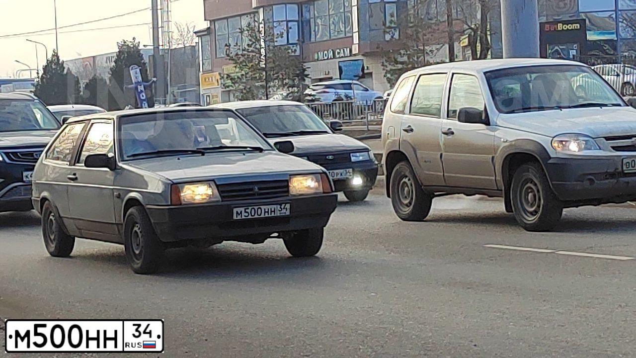 Фото автомобиля CHEVROLET NIVA, 2008 — госномер М500НН34. Цвет: ЧЕРНО-СИНИЙ МЕТАЛЛИК