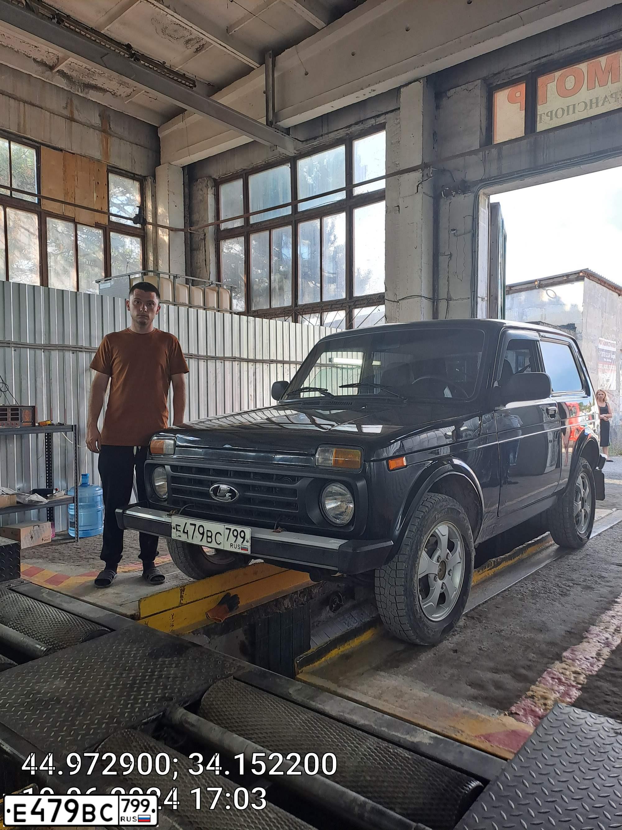 Фото автомобиля LADA 2121 NIVA, 2018 — госномер Е479ВС799. Цвет: Темно-зеленый