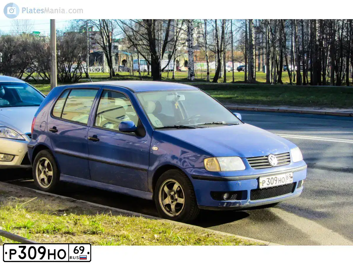 Фото автомобиля VOLKSWAGEN POLO, 2001 — госномер Е829ВУ147. Цвет: синий