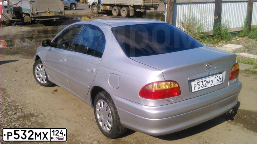 Фото автомобиля TOYOTA AVENSIS, 2001 — госномер Р532МХ124. Цвет: СЕРЫЙ