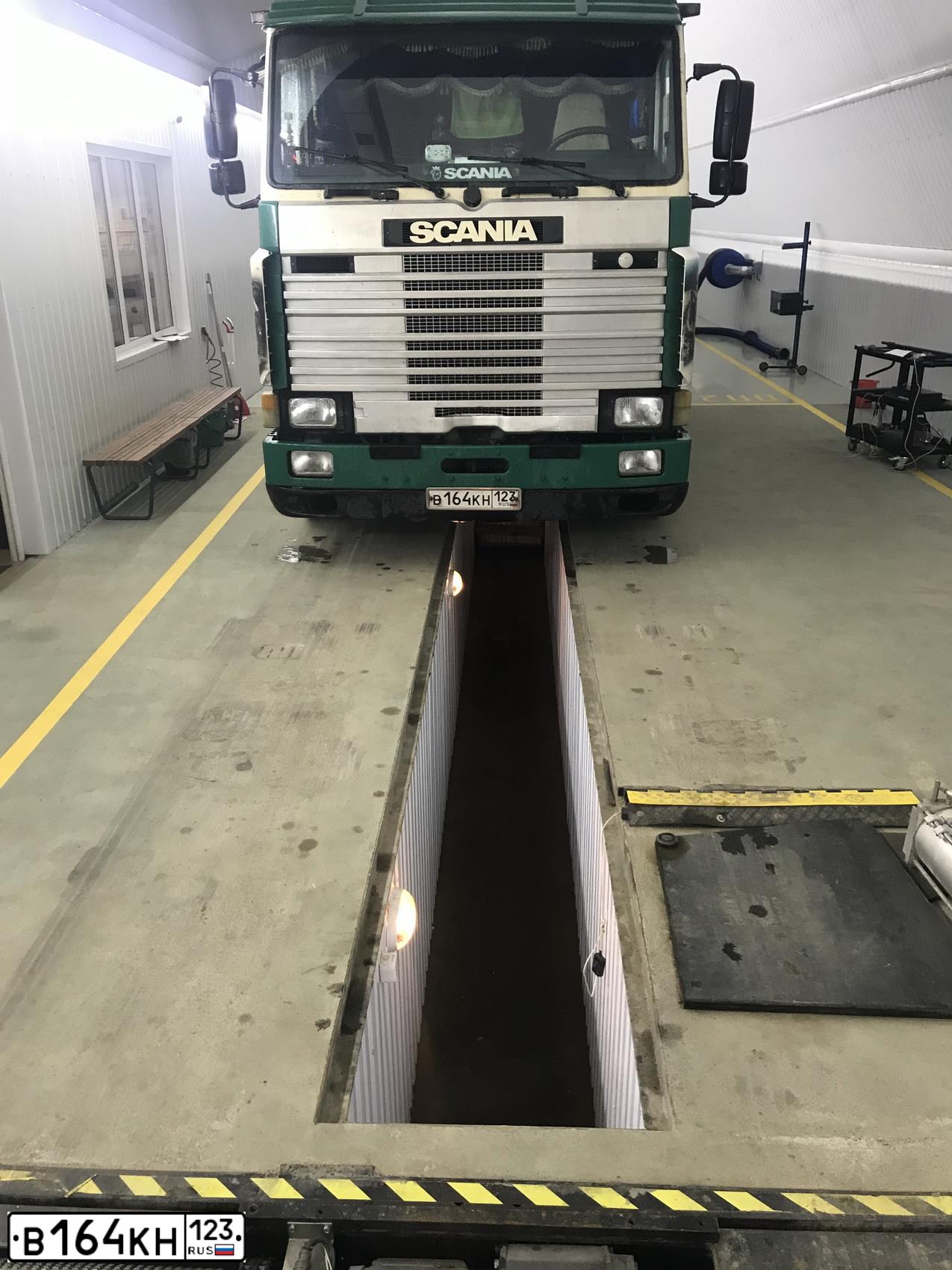 Фото автомобиля SCANIA SERIE R /4X2/, 1992 — госномер В164КН123. Цвет: БЕЖЕВЫЙ