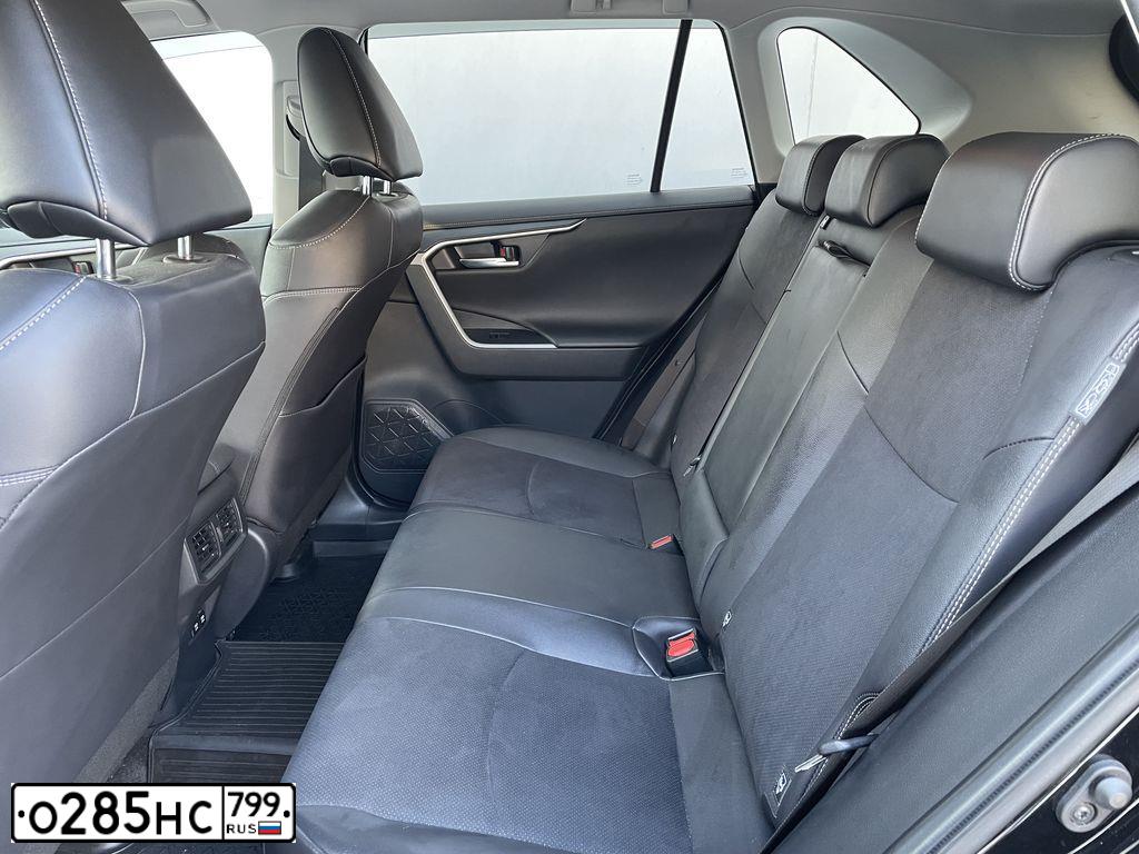 Фото автомобиля TOYOTA FORTUNER, 2018 — госномер У422ХЕ799. Цвет: ЧЕРНЫЙ