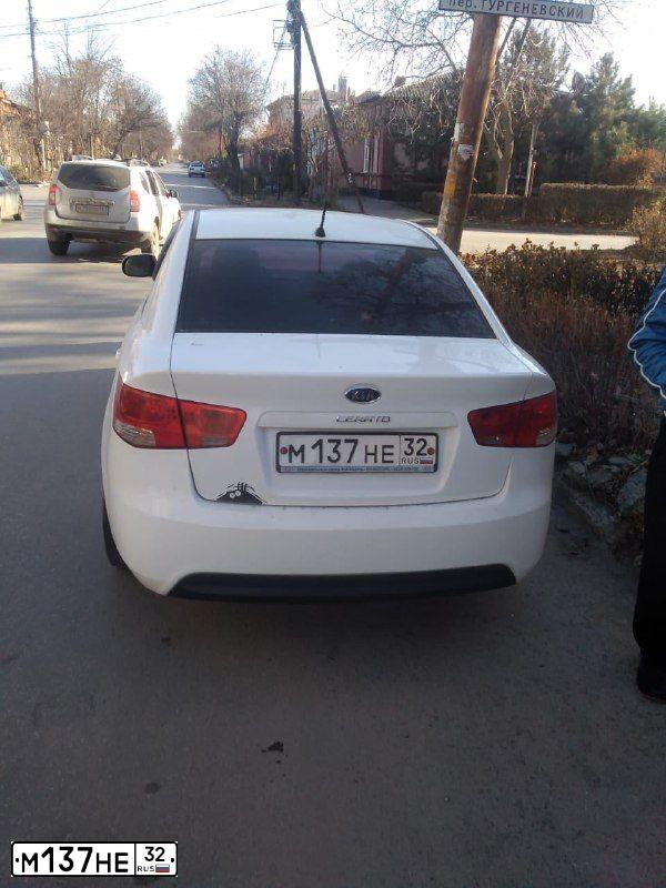 Фото автомобиля KIA CERATO, 2012 — госномер М137НЕ32. Цвет: БЕЛЫЙ