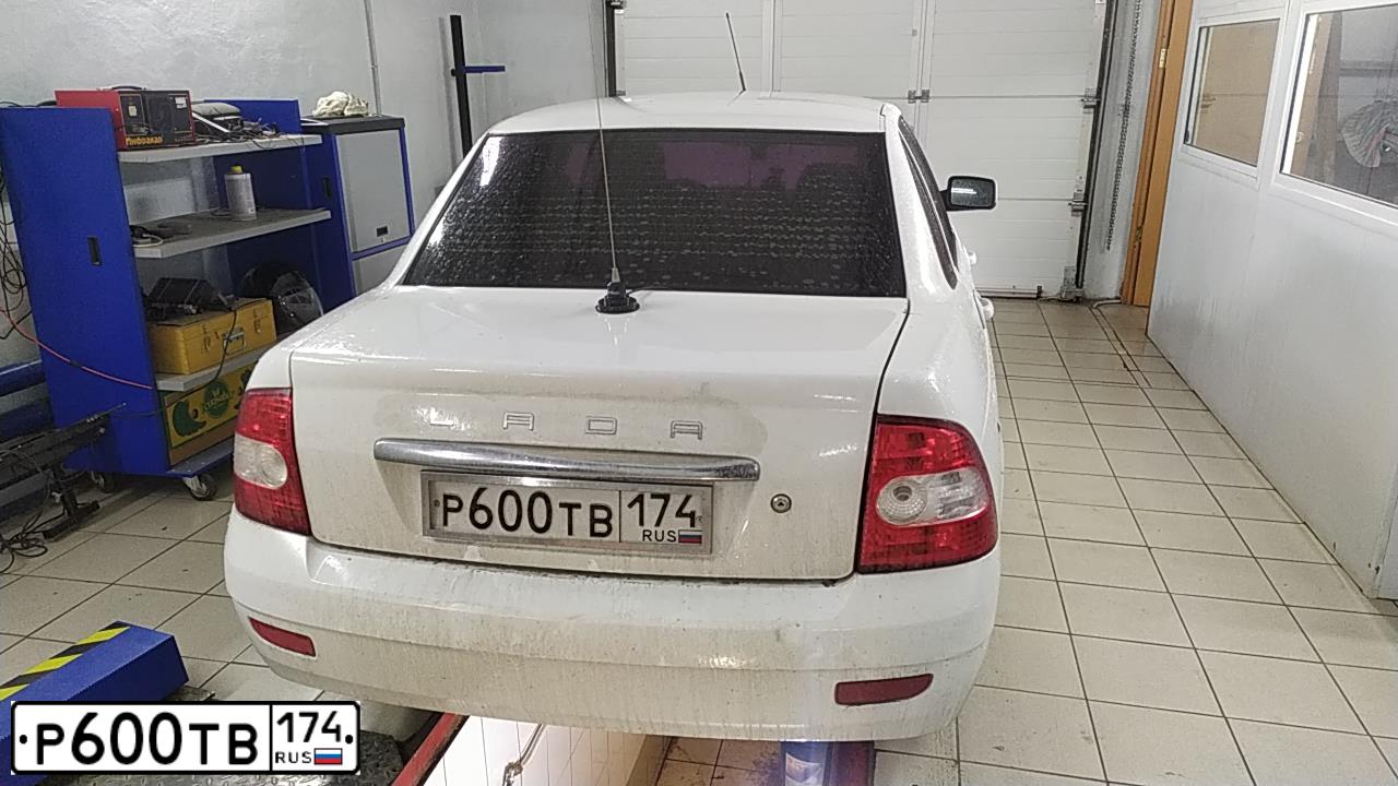 Фото автомобиля LADA 2170 PRIORA, 2010 — госномер Р600ТВ174. Цвет: Белый