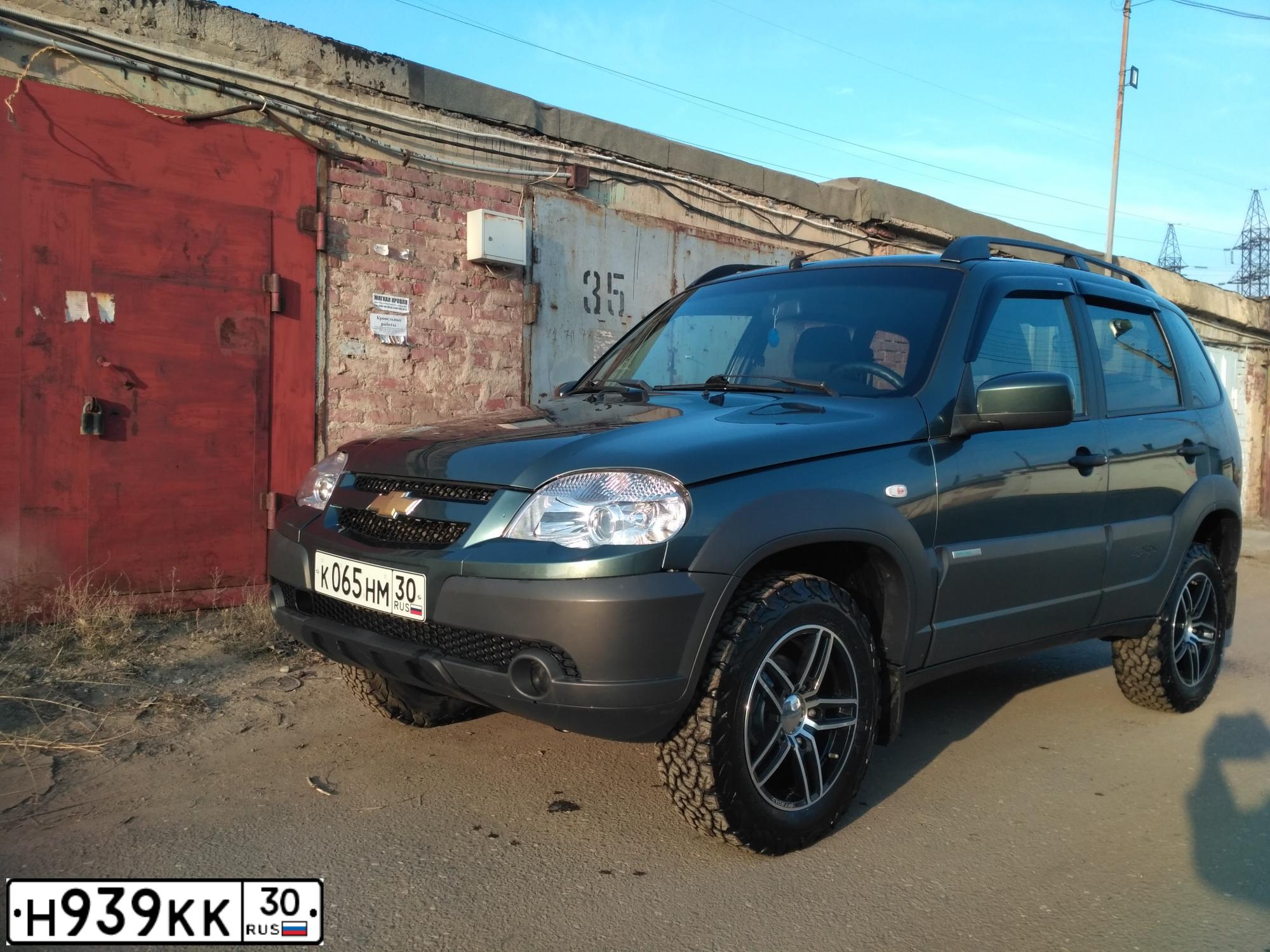 Фото автомобиля CHEVROLET NIVA, 2015 — госномер К065НМ30. Цвет: темный серо-зеленый металлик