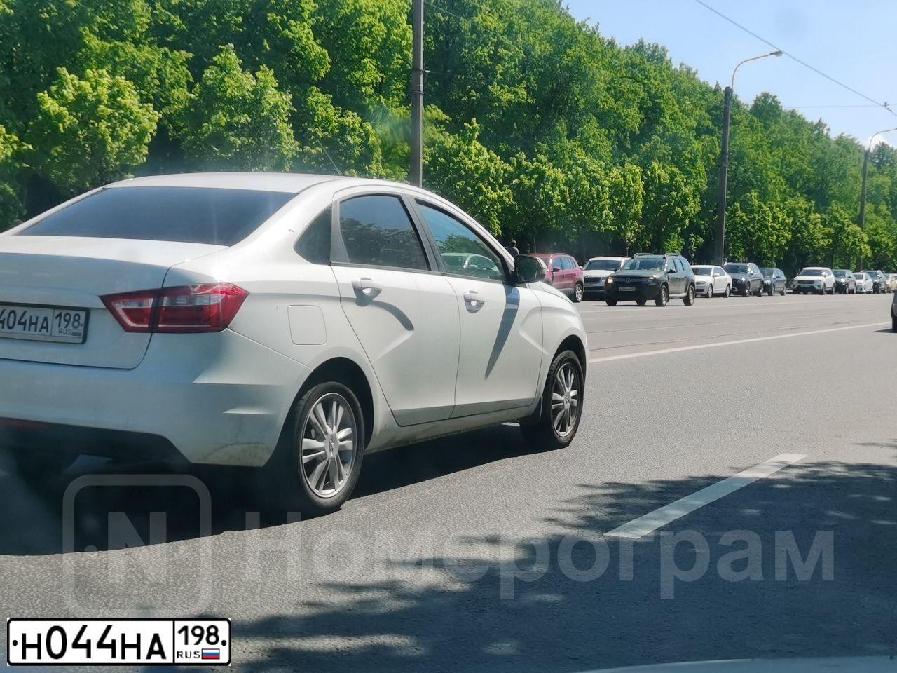 Фото автомобиля BMW SERIE 3, 2020 — госномер Н044НА198. Цвет: СЕРЫЙ
