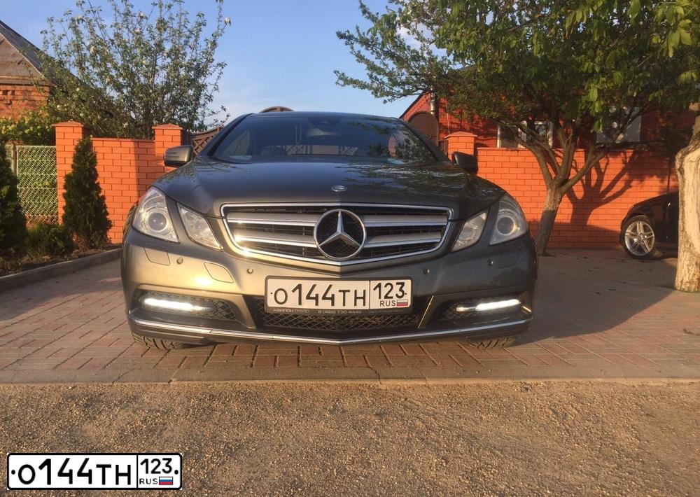 Фото автомобиля MERCEDES E-KLASSE, 2012 — госномер Р518ЕН77. Цвет: СЕРО-ЗЕЛЕНЫЙ