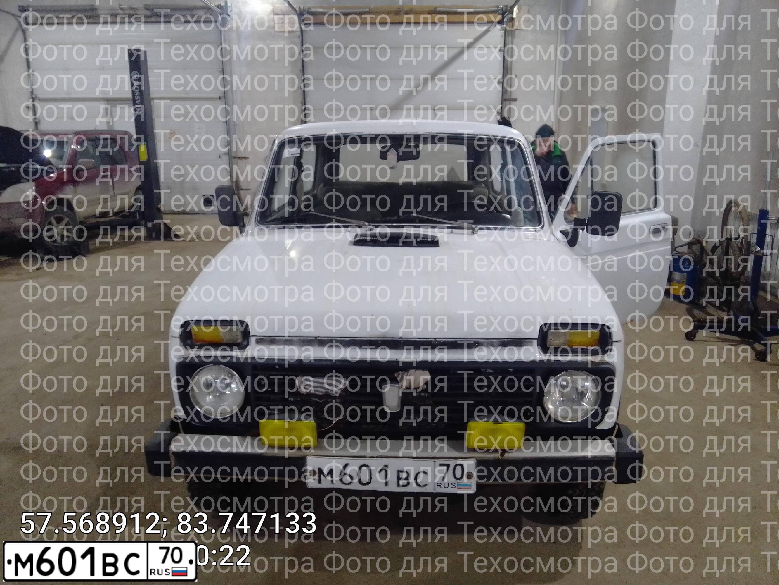Фото автомобиля LADA 2121 NIVA, 1984 — госномер М601ВС70. Цвет: Белый