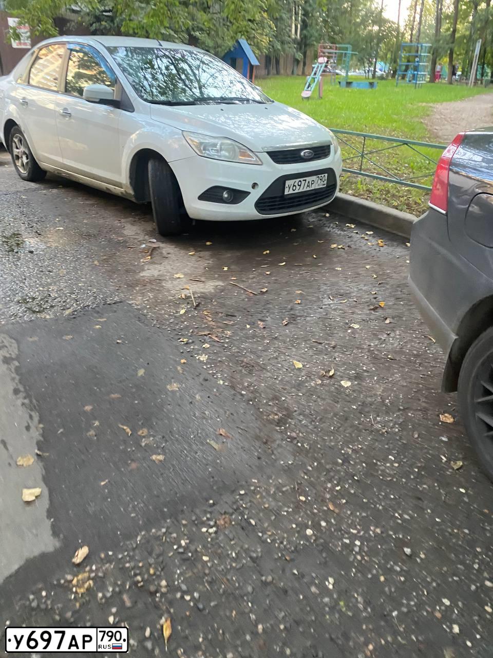 Фото автомобиля FORD FOCUS, 2010 — госномер Е640ХР77. Цвет: Белый