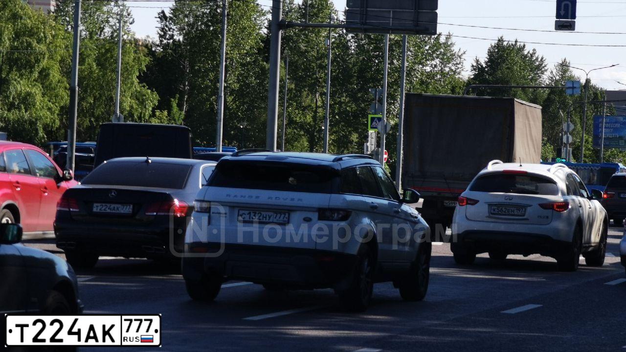 Фото автомобиля MERCEDES E-KLASSE, 2013 — госномер Т224АК777. Цвет: ЧЕРНЫЙ