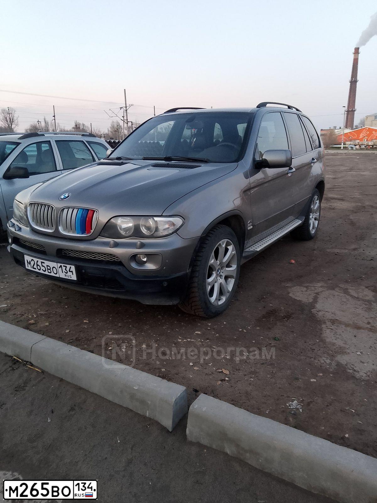 Фото автомобиля BMW X5, 2004 — госномер М265ВО134. Цвет: Серый