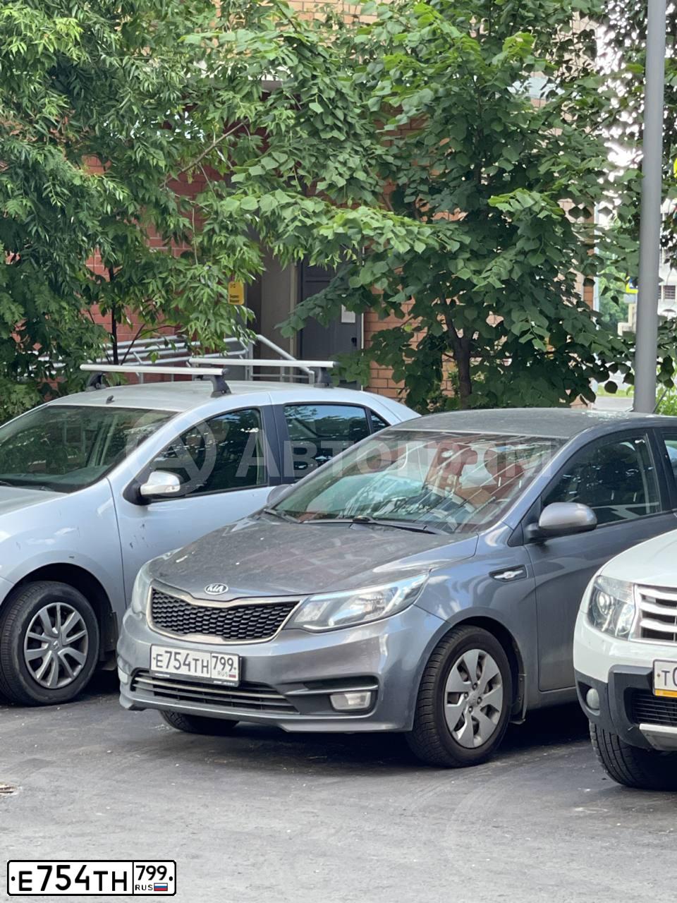 Фото автомобиля KIA RIO, 2015 — госномер Е754ТН799. Цвет: СЕРЫЙ ТЕМНЫЙ