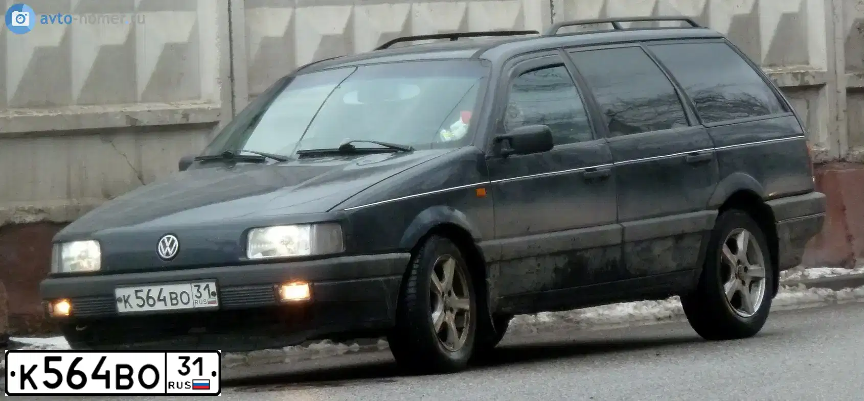 Фото автомобиля ФОЛЬКСВАГЕН ПАССАТ GL, 1993 — госномер К564ВО31. Цвет: ТЕМНО-СИНИЙ