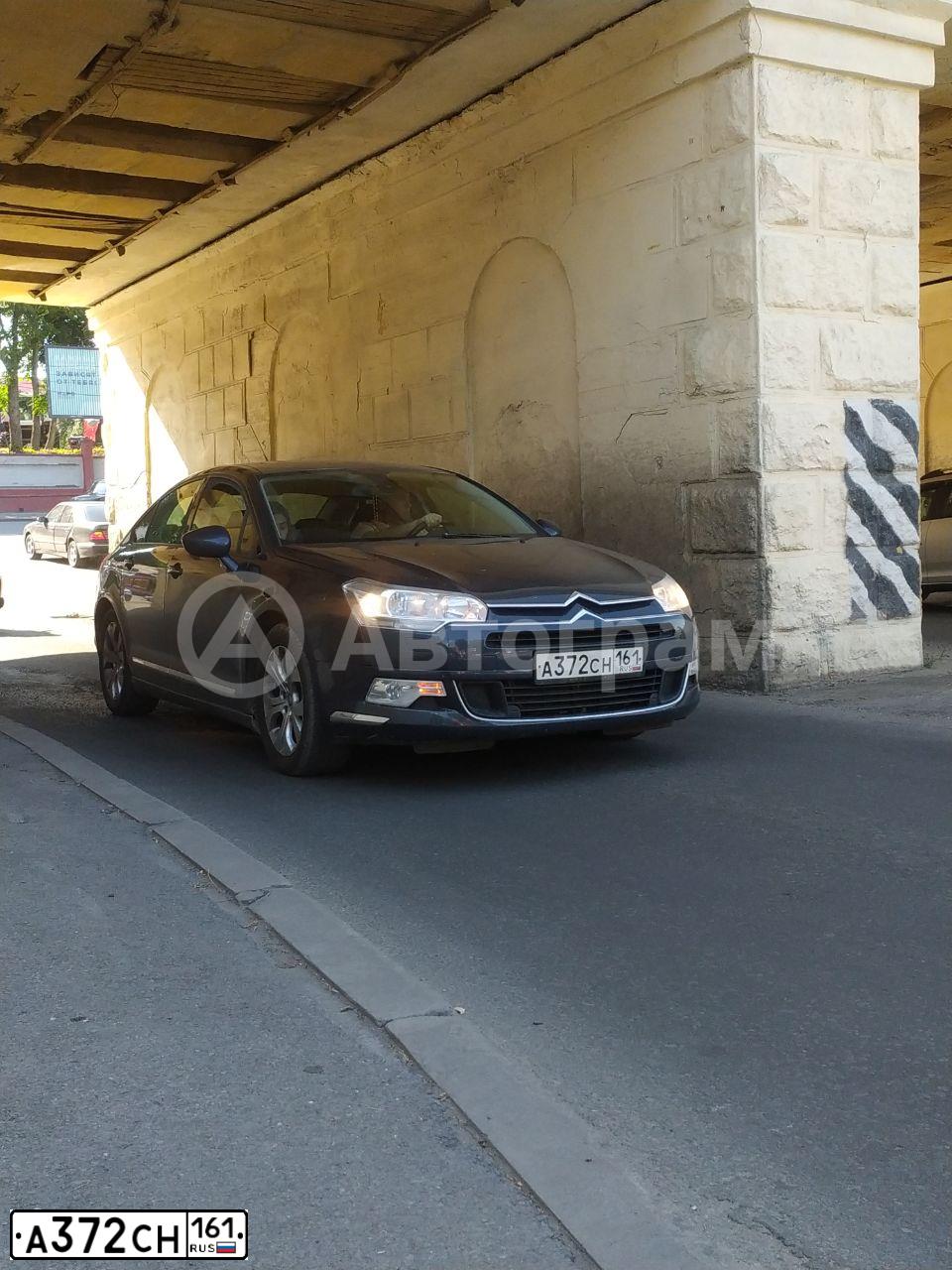 Фото автомобиля CITROEN C5, 2010 — госномер А372СН161. Цвет: СИНИЙ