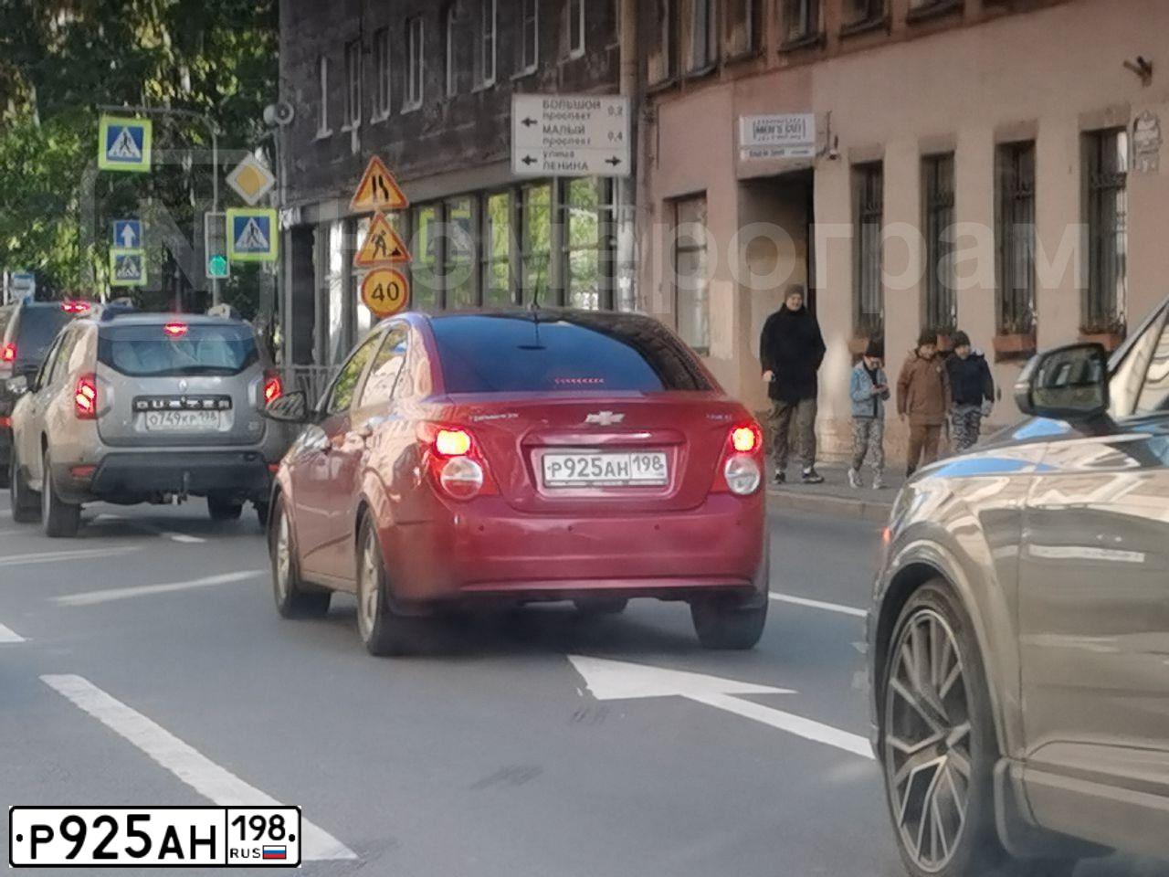 Фото автомобиля CHEVROLET AVEO, 2015 — госномер Р925АН198. Цвет: КРАСНЫЙ МЕТАЛЛИК