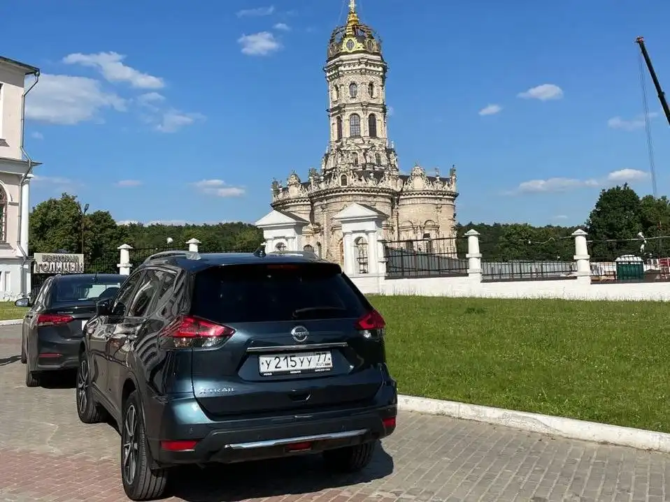 Фото автомобиля NISSAN X-TRAIL, 2013 — госномер У215УУ77. Цвет: ТЕМНО-БОРДОВЫЙ