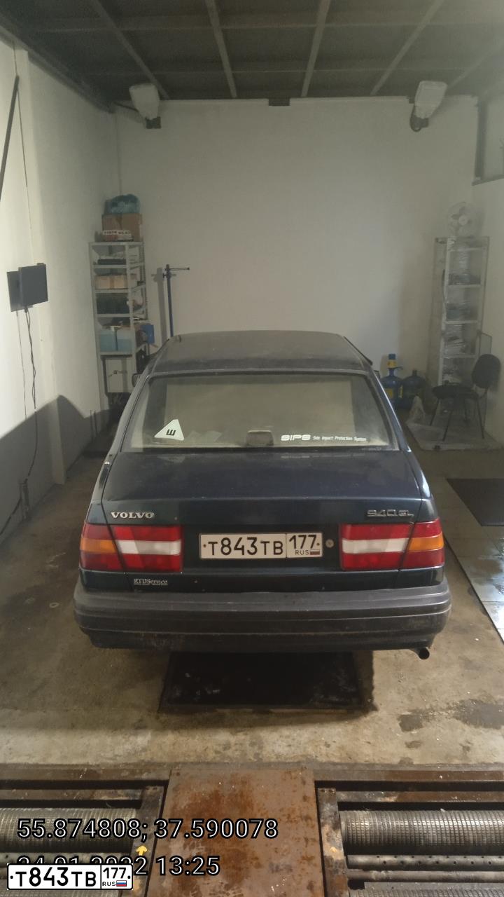 Фото автомобиля VOLVO 900-SERIE, 1993 — госномер М577ВР97. Цвет: ЗЕЛЕНЫЙ ТЕМНЫЙ