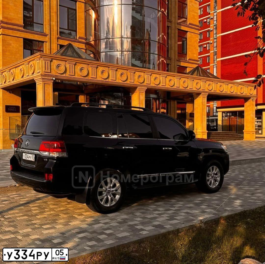 Фото автомобиля TOYOTA LAND CRUISER 200, 2016 — госномер Х470ТО05. Цвет: ЧЕРНЫЙ