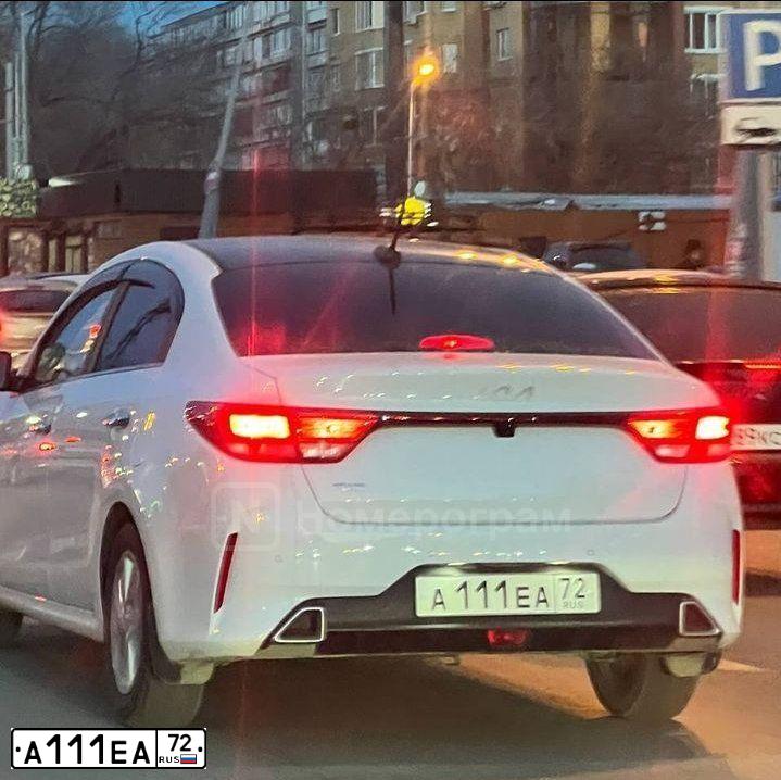 Фото автомобиля KIA RIO, 2020 — госномер У011ТЕ72. Цвет: Белый
