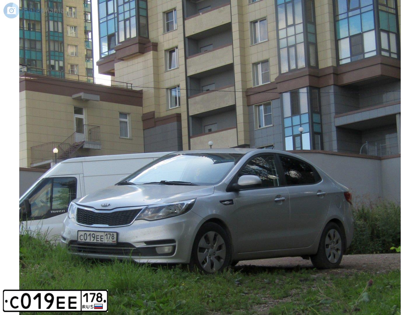 Фото автомобиля KIA RIO, 2015 — госномер С019ЕЕ178. Цвет: Серебристый