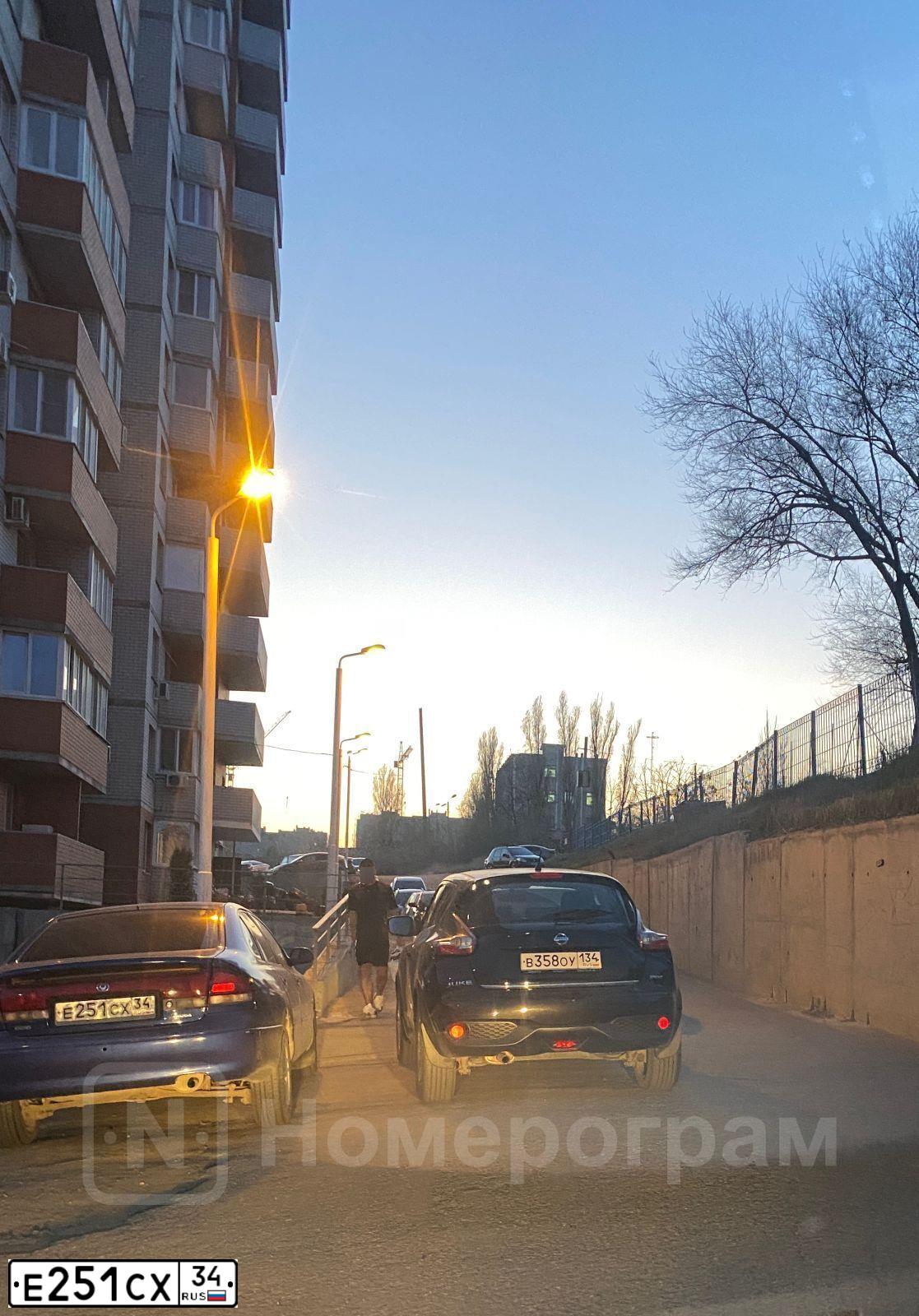 Фото автомобиля MAZDA 626, 1996 — госномер Н595ЕР134. Цвет: ПЕРЛАМУТРОВО-СИНИЙ