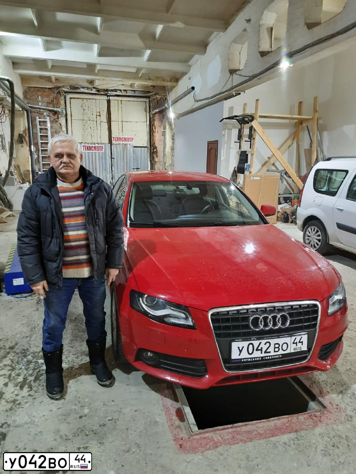 Фото автомобиля AUDI A4, 2011 — госномер С208ВТ196. Цвет: Красный