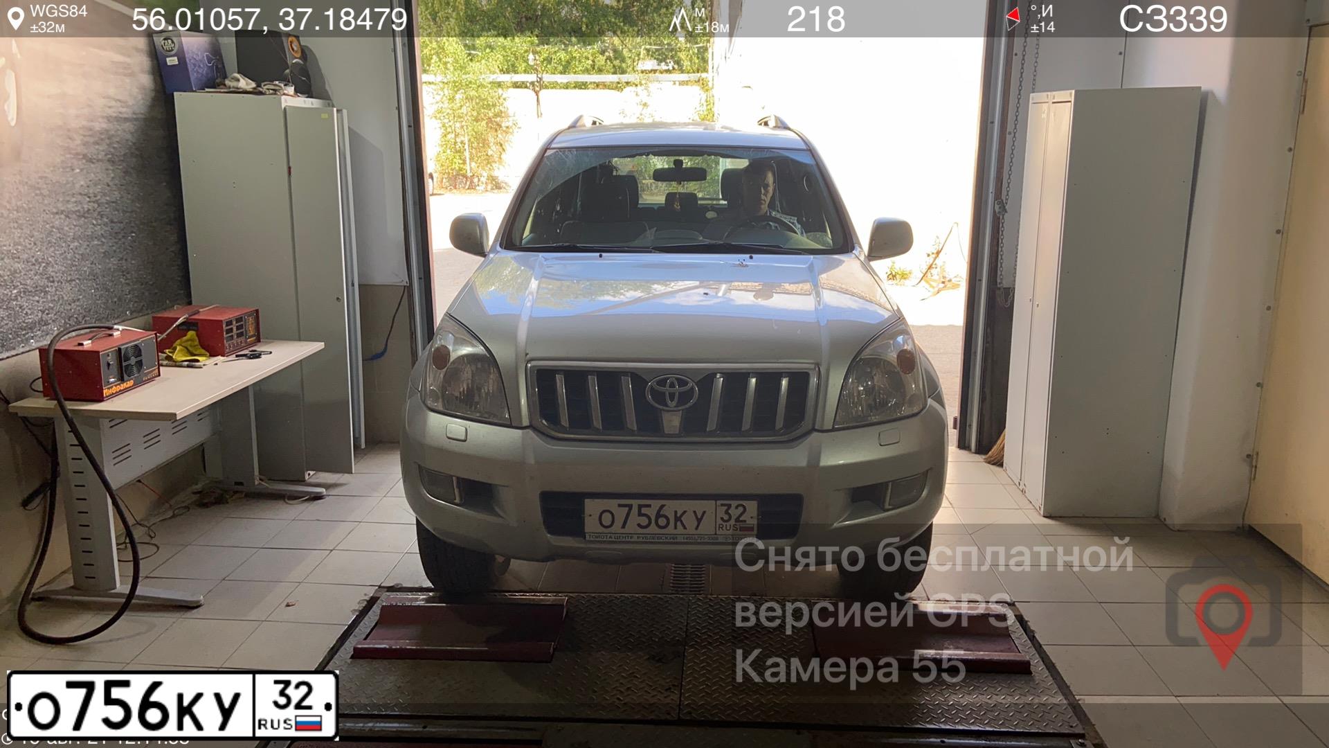 Фото автомобиля TOYOTA LANDCRUISER, 2006 — госномер О756КУ32. Цвет: Серебристый