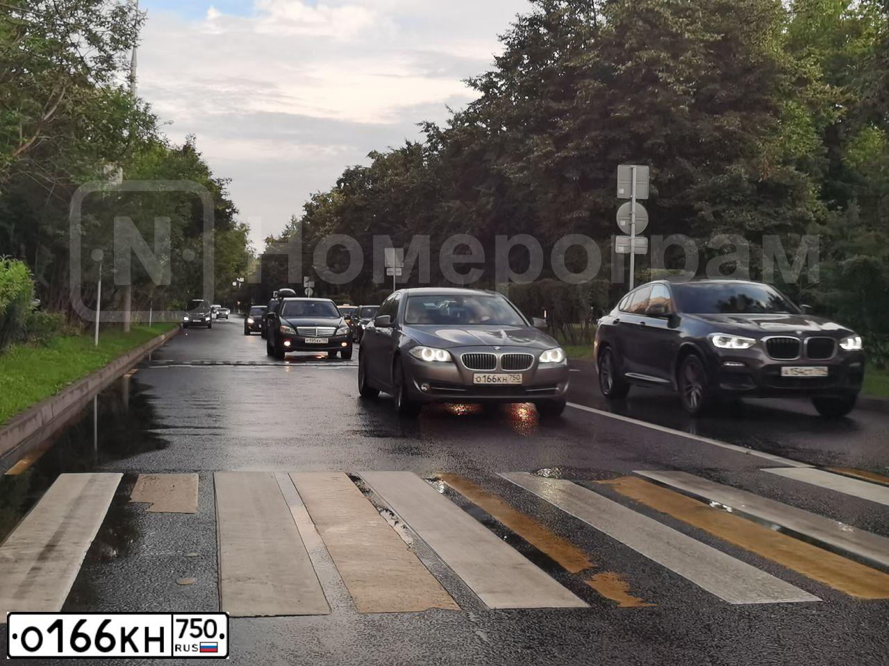 Фото автомобиля BMW SERIE 5, 2012 — госномер Е192АС977. Цвет: СЕРЫЙ