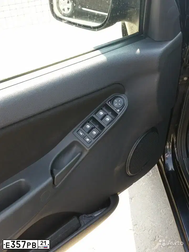 Фото автомобиля LADA KALINA, 2011 — госномер Н296КО21. Цвет: СИНЕ-ЧЕРНЫЙ