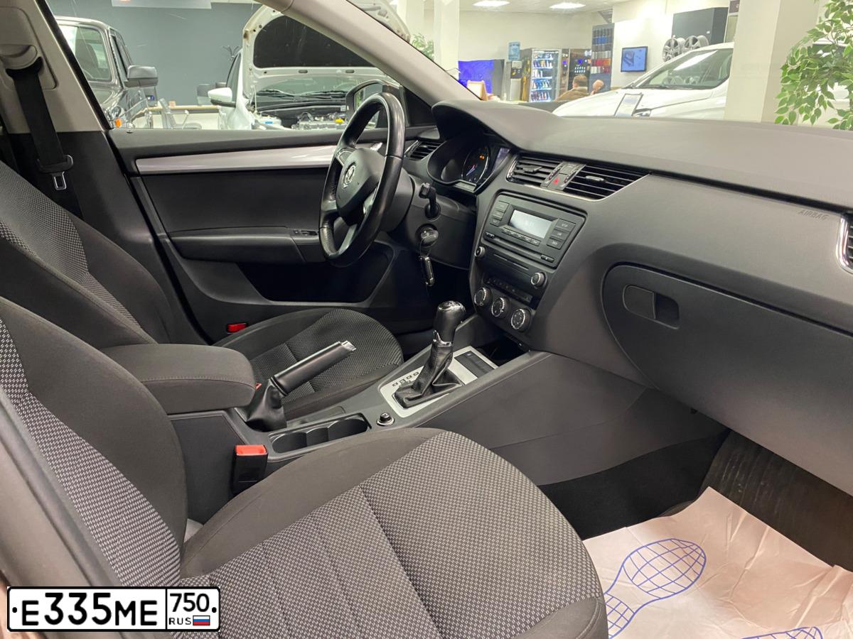 Фото автомобиля SKODA OCTAVIA, 2014 — госномер Н003ЕА777. Цвет: Коричневый