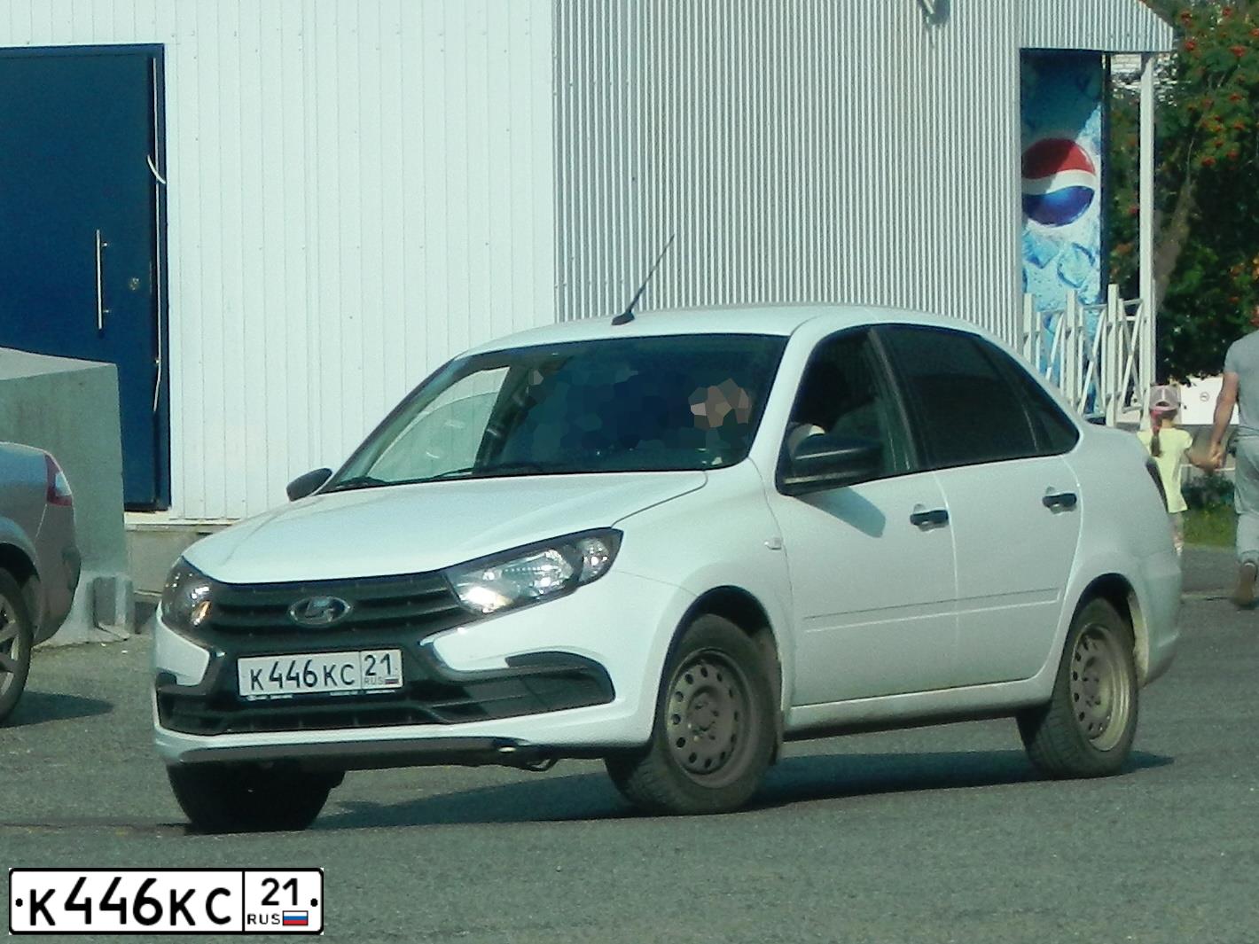 Фото автомобиля LADA 2190 GRANTA, 2019 — госномер К446КС21. Цвет: Белый