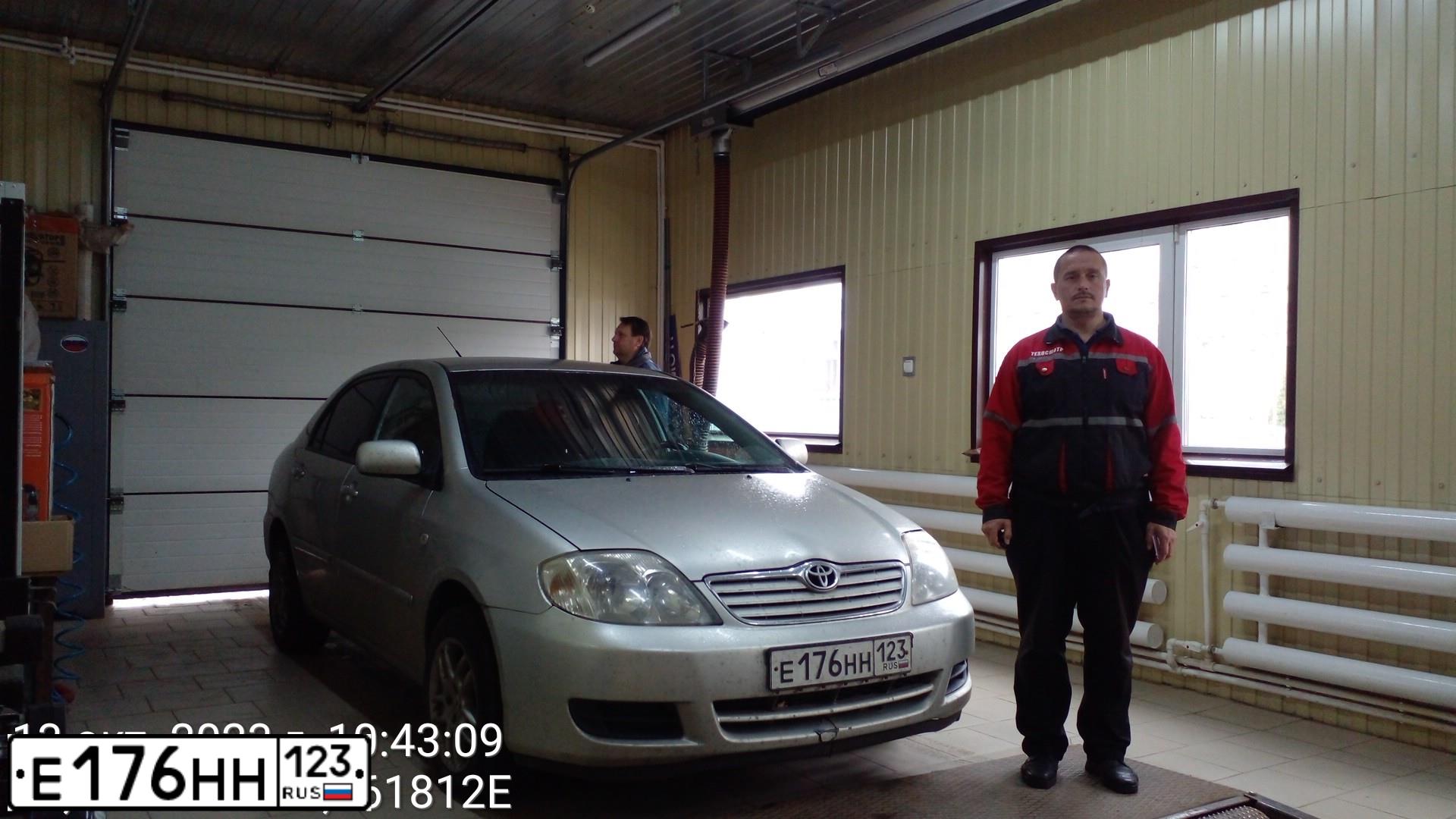 Фото автомобиля TOYOTA COROLLA, 2005 — госномер Е176НН123. Цвет: СВЕТЛО-СЕРЫЙ
