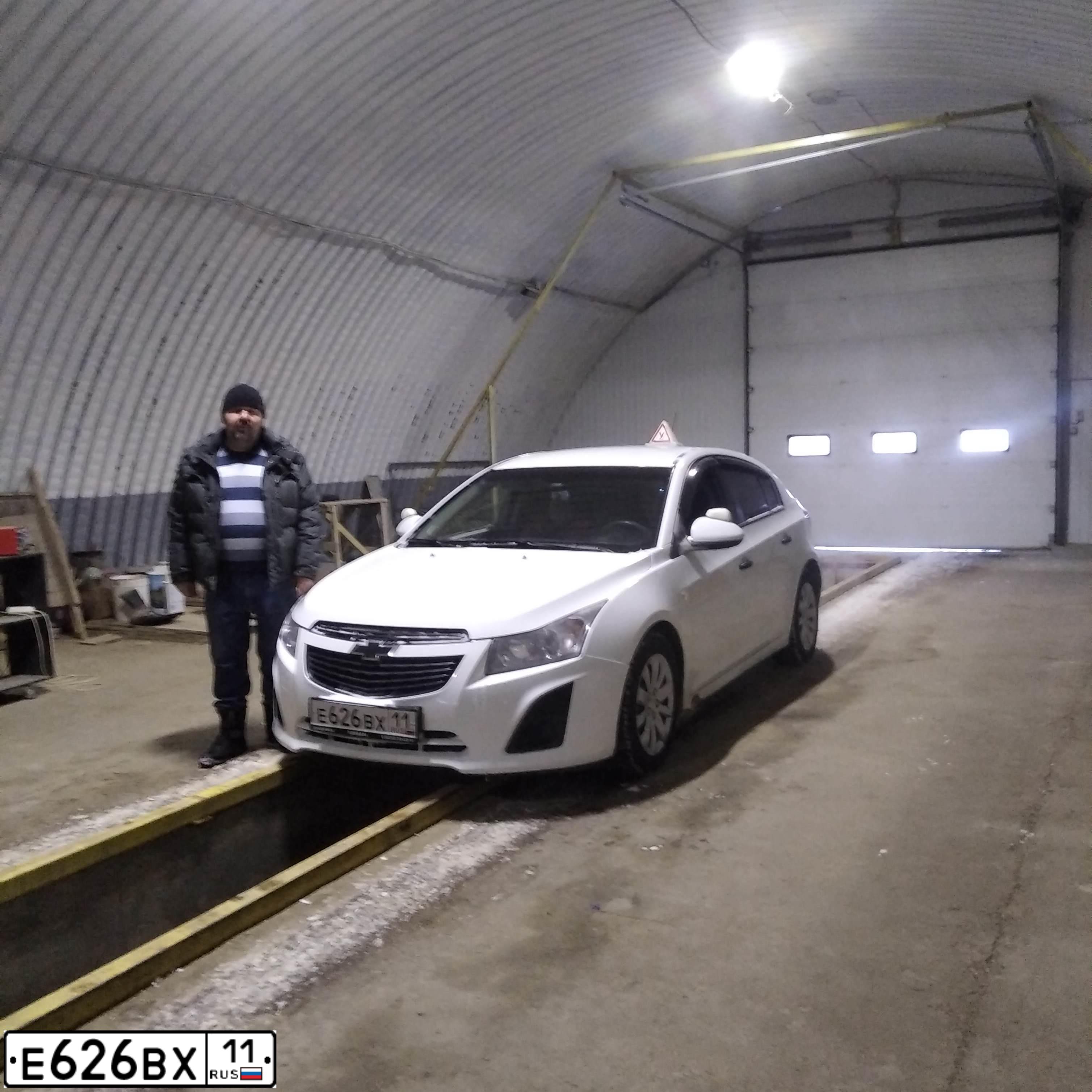 Фото автомобиля CHEVROLET CRUZE, 2013 — госномер Е626ВХ11. Цвет: Белый