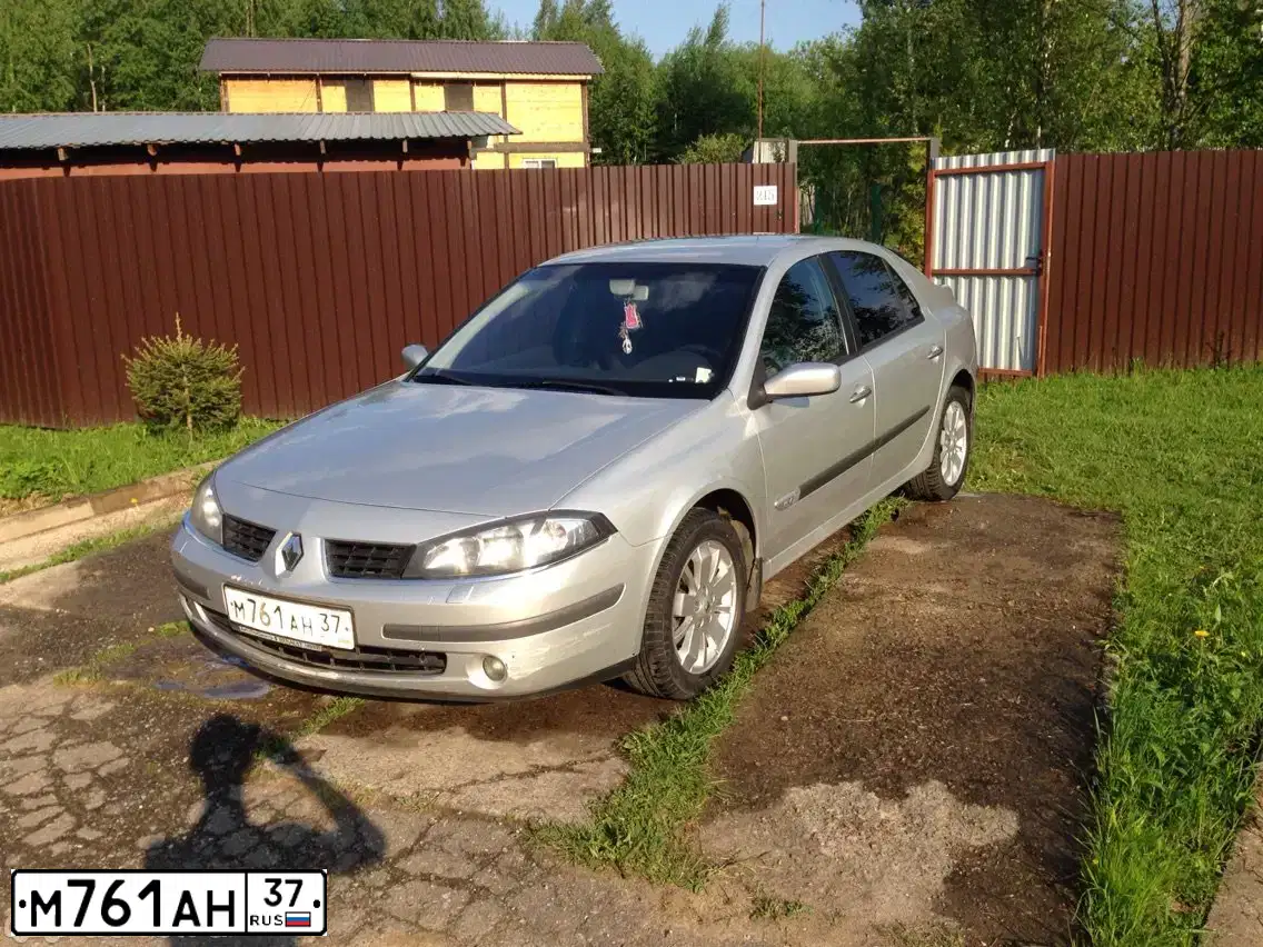 Фото автомобиля RENAULT LAGUNA, 2006 — госномер Х753ХТ799. Цвет: Светло-Серо-Голубой