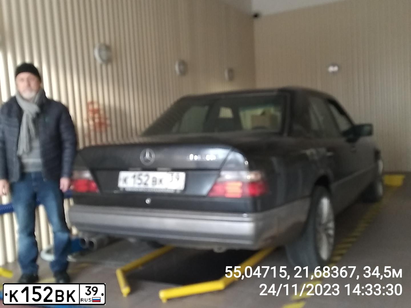 Фото автомобиля MERCEDES E-KLASSE, 1990 — госномер К152ВК39. Цвет: ЧЕРНЫЙ