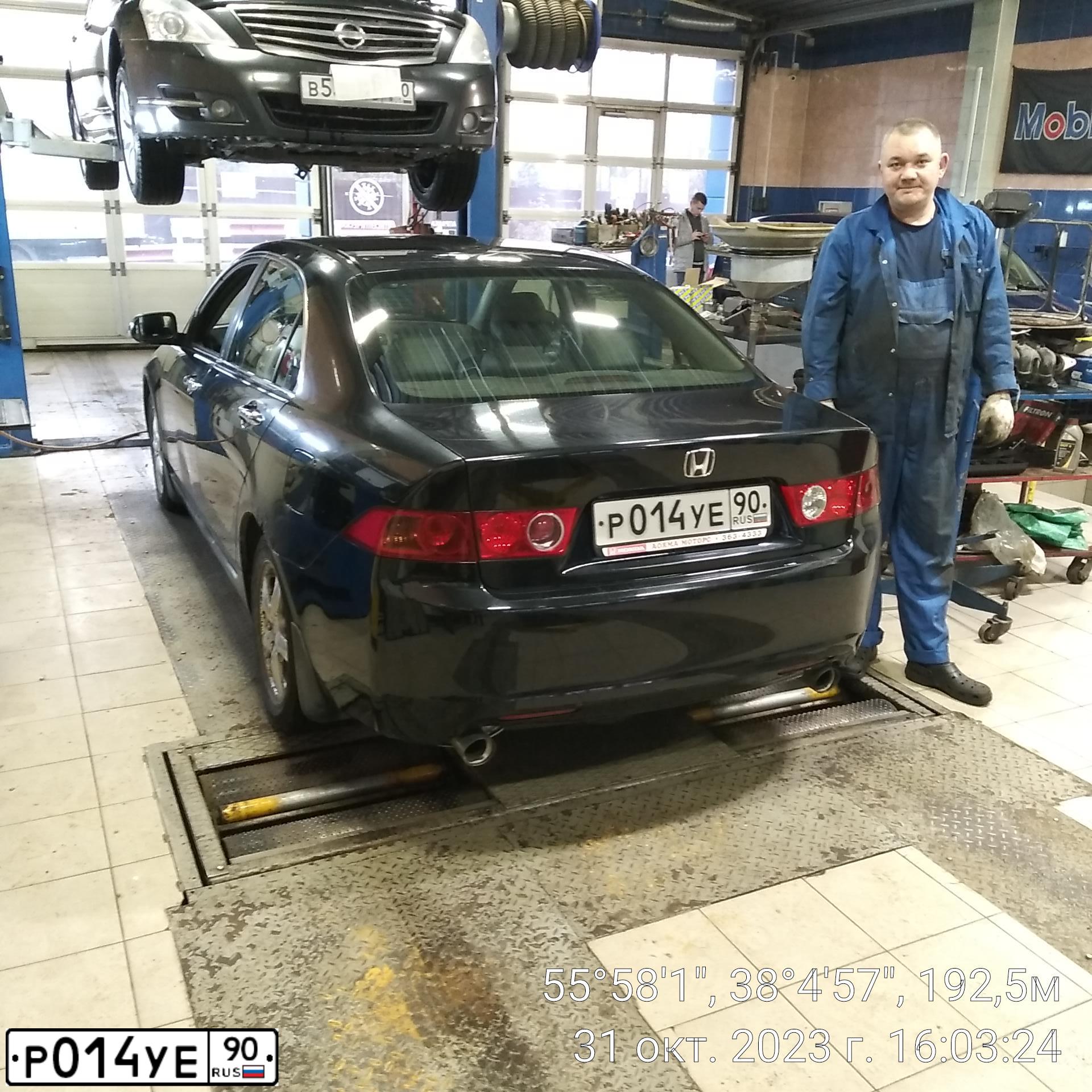 Фото автомобиля HONDA ACCORD, 2004 — госномер Р497РМ90. Цвет: ЧЕРНЫЙ