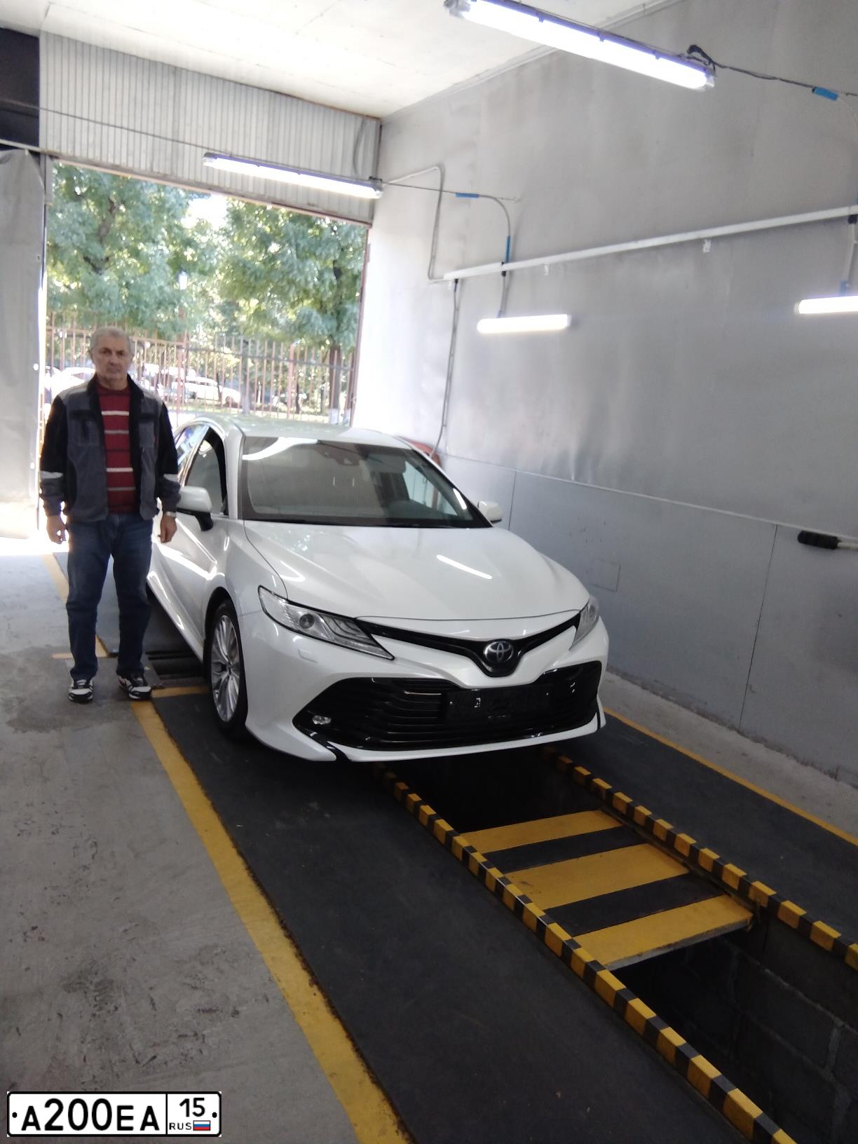 Фото автомобиля TOYOTA CAMRY, 2018 — госномер А200ЕА15. Цвет: БЕЛЫЙ ПЕРЛАМУТР