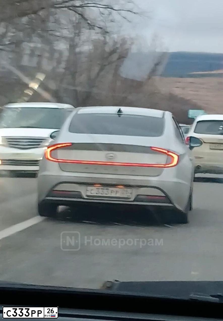 Фото автомобиля MERCEDES GLA-KLASSE, 2014 — госномер С333РР26. Цвет: Коричневый