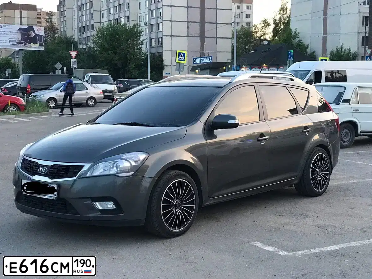 Фото автомобиля KIA CEE'D, 2011 — госномер Е616СМ190. Цвет: СЕРЕБРИСТЫЙ