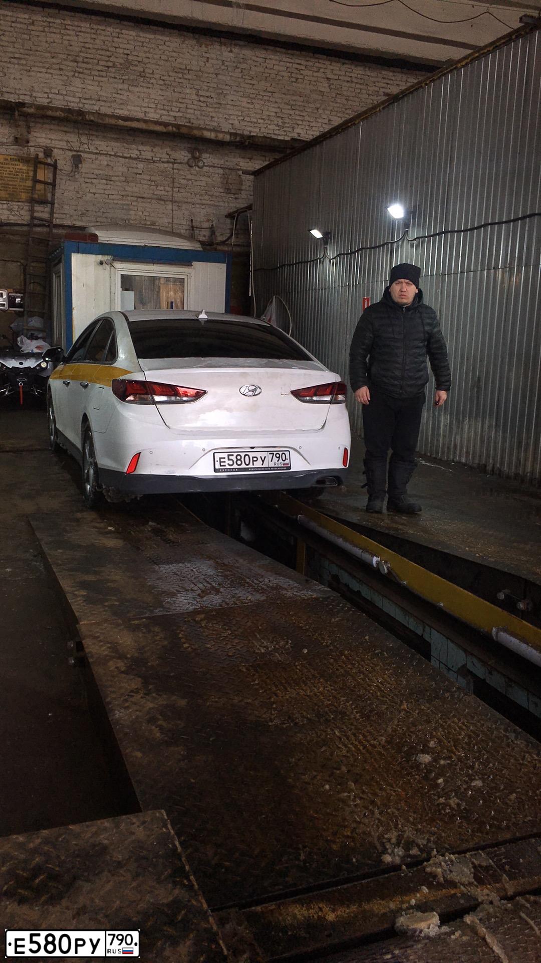 Фото автомобиля HYUNDAI SONATA, 2018 — госномер Н943РВ797. Цвет: ЖЕЛТЫЙ