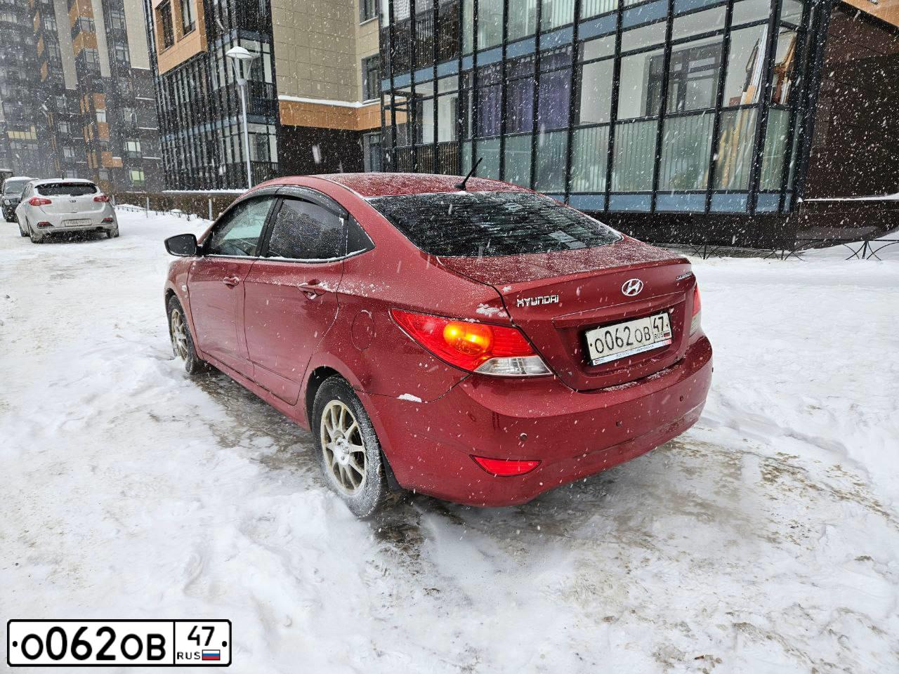 Фото автомобиля HYUNDAI SOLARIS, 2012 — госномер О062ОВ47. Цвет: КРАСНЫЙ ГРАНАТ