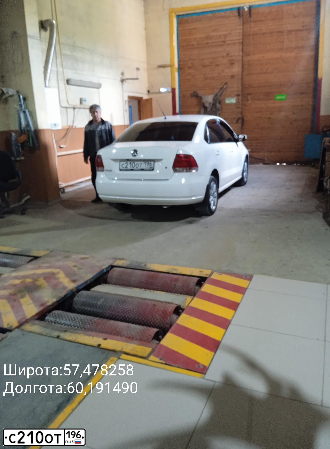 Фото автомобиля VOLKSWAGEN POLO, 2011 — госномер С210ОТ196. Цвет: Белый