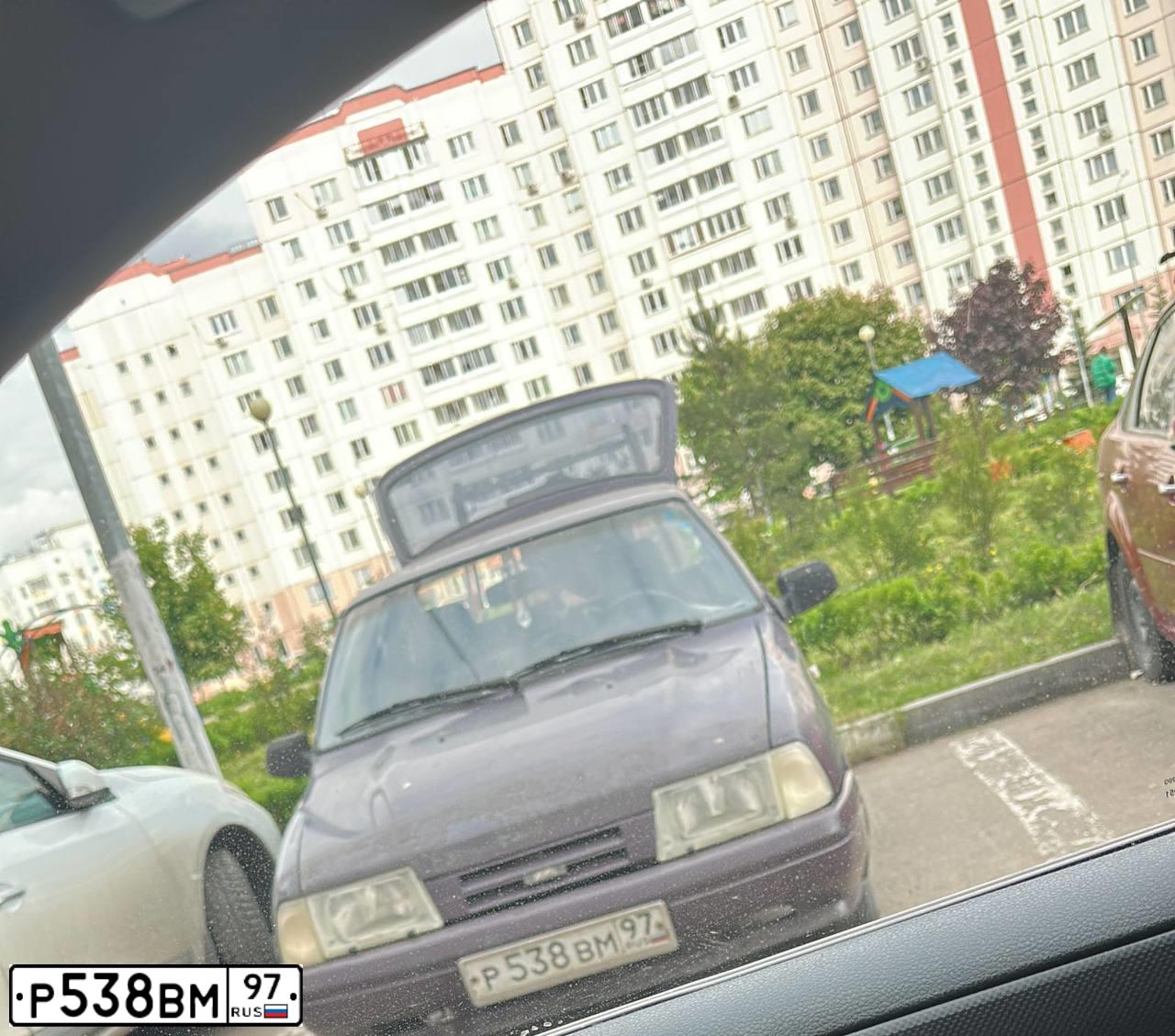 Фото автомобиля IZH 2126, 2003 — госномер Р538ВМ97. Цвет: КОРИЧНЕВЫЙ "БАКЛАЖАН"