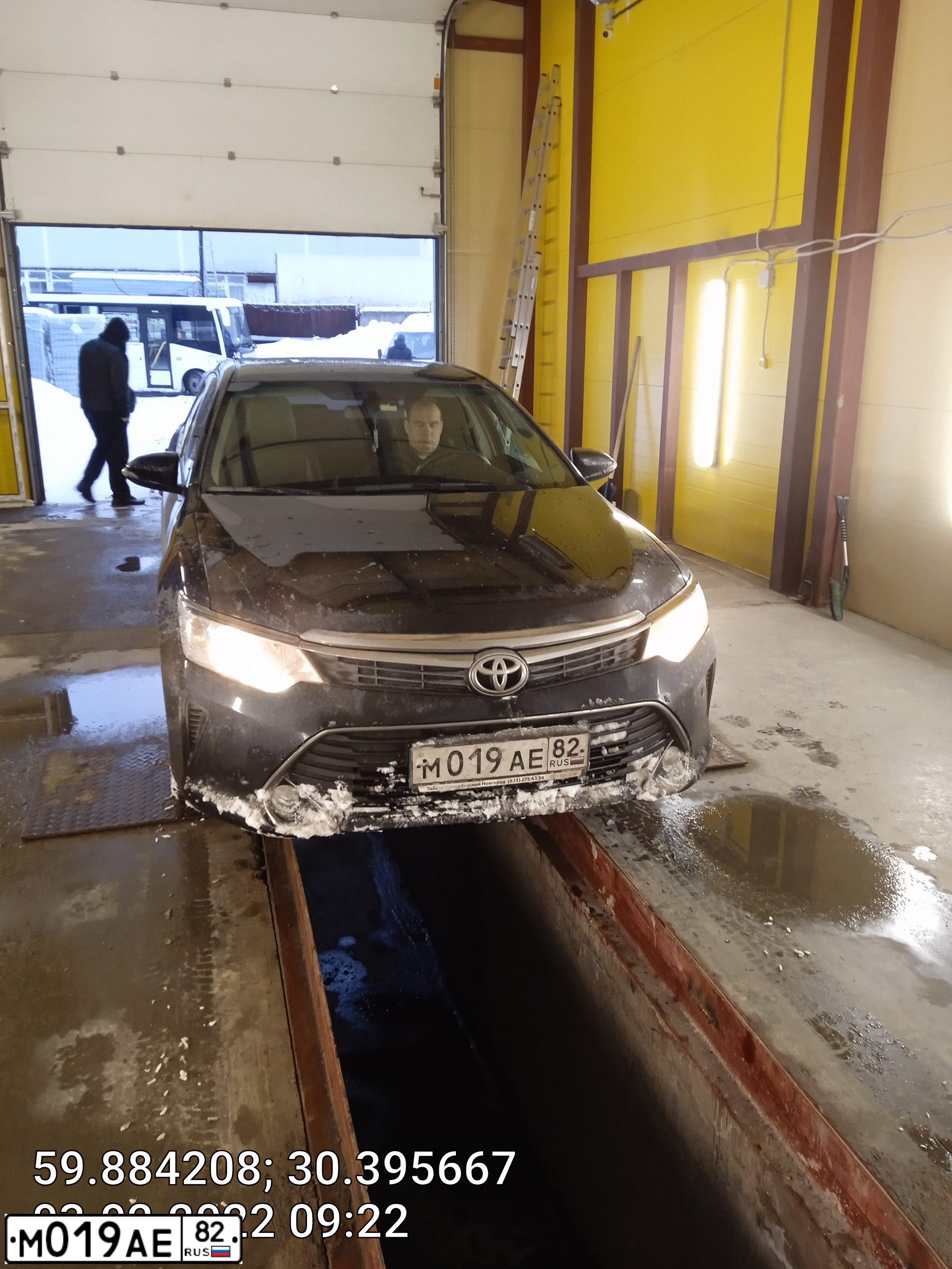 Фото автомобиля TOYOTA CAMRY, 2016 — госномер М019АЕ82. Цвет: ЧЕРНЫЙ МЕТАЛЛИК