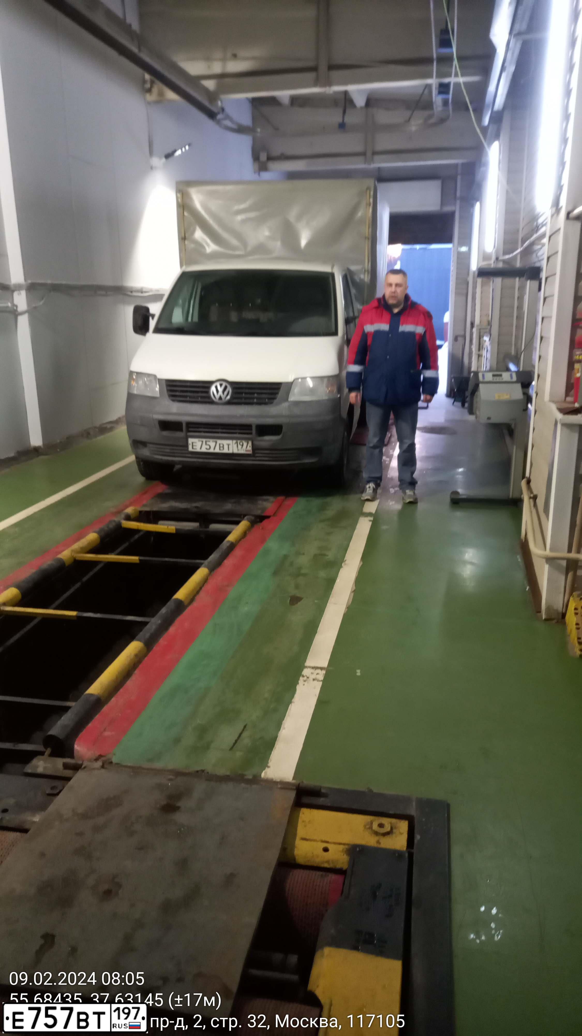 Фото автомобиля VOLKSWAGEN TRANSPORTER, 2010 — госномер Е757ВТ197. Цвет: СЕРО-БЕЛЫЙ