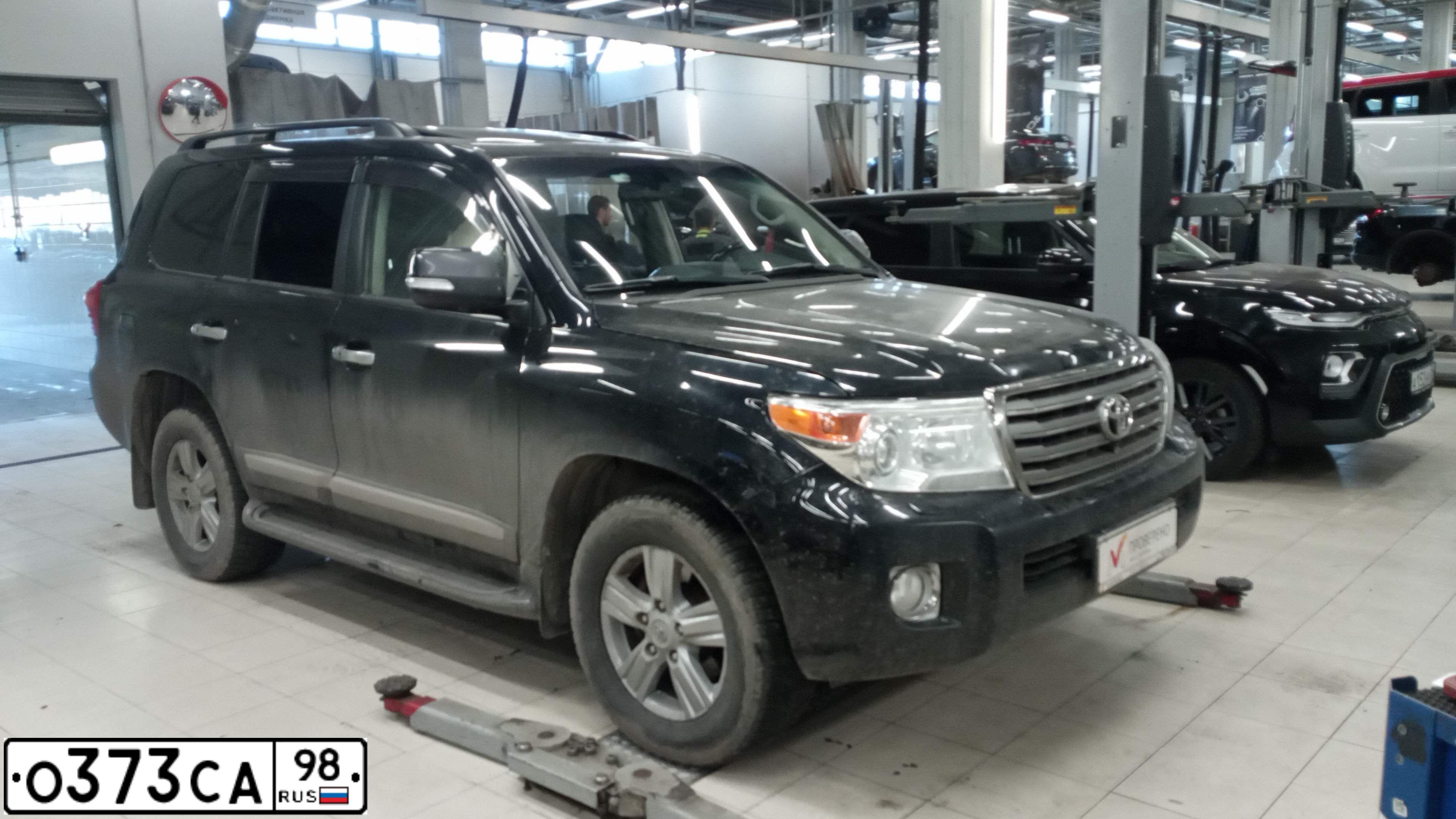 Фото автомобиля TOYOTA LANDCRUISER 200, 2015 — госномер О373СА98. Цвет: ЧЕРНЫЙ