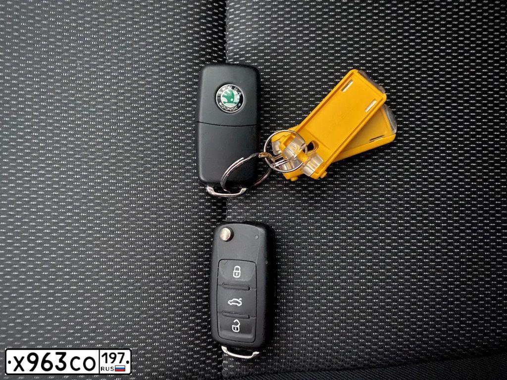 Фото автомобиля SKODA YETI, 2012 — госномер Е137МХ790. Цвет: Серый