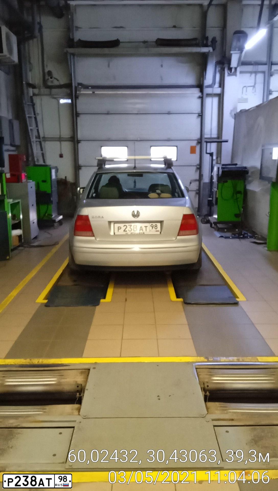 Фото автомобиля VOLKSWAGEN BORA, 2003 — госномер Р238АТ98. Цвет: Серебристый